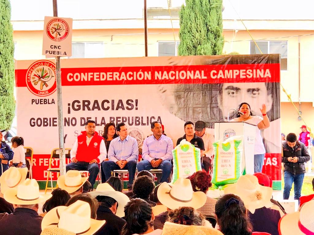 MaritzaMarinM's tweet photo. Con el respaldo @CNC_CEN que dirige nuestro líder Dip Fed @hernandezderas entregamos #PIMAF a productores de la región #CdSerdán con @CdserdanJuaN Pte Mpal de Chalchicomula de Sesma y #OmarLópez Rama Maíz. Agradezco al delegado @SagarpaPue #GermánBarnard su disposición y trabajo. https://t.co/MMGMFiLYZW