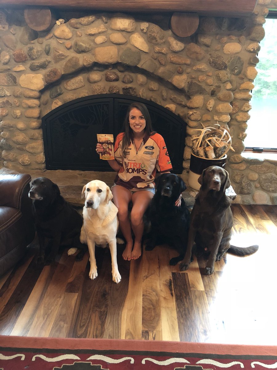 chasebriscoe's tweet photo. 🚨🚨🚨HUGE GIVEAWAY! Follow @nutri_chomps and retweet this tweet and we will send you a big prize pack! An autographed official crew shirt, autographed hat, and a box of treats for your dog! https://t.co/xQvQWNeOBl
