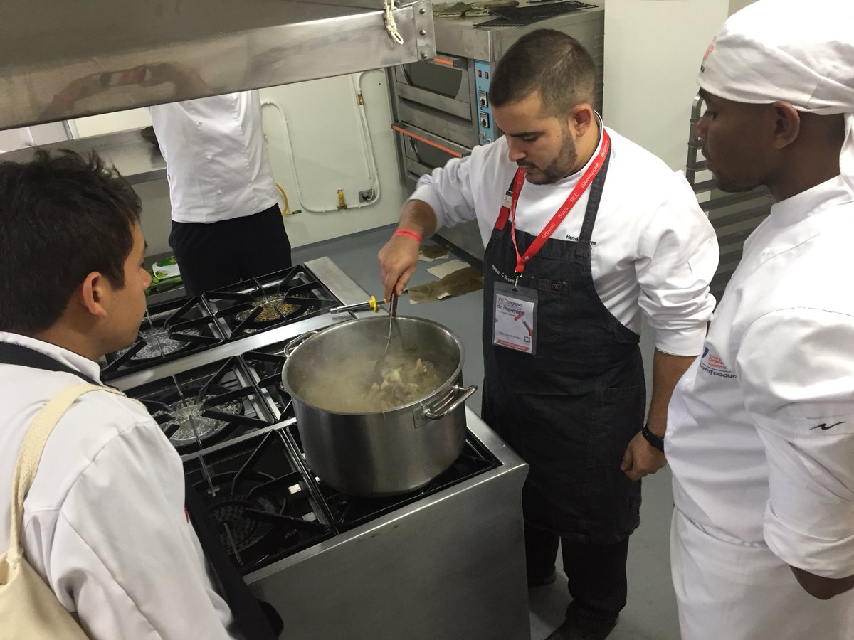 ¿Cómo cocinar un sancocho que sepa panameño? <a href="/Hernancr27/">Hernan C Riesen</a> hace su versión en #Congreso Gastronómico de Popayán, Ciudad Creativa de UNESCO en gastronomía.