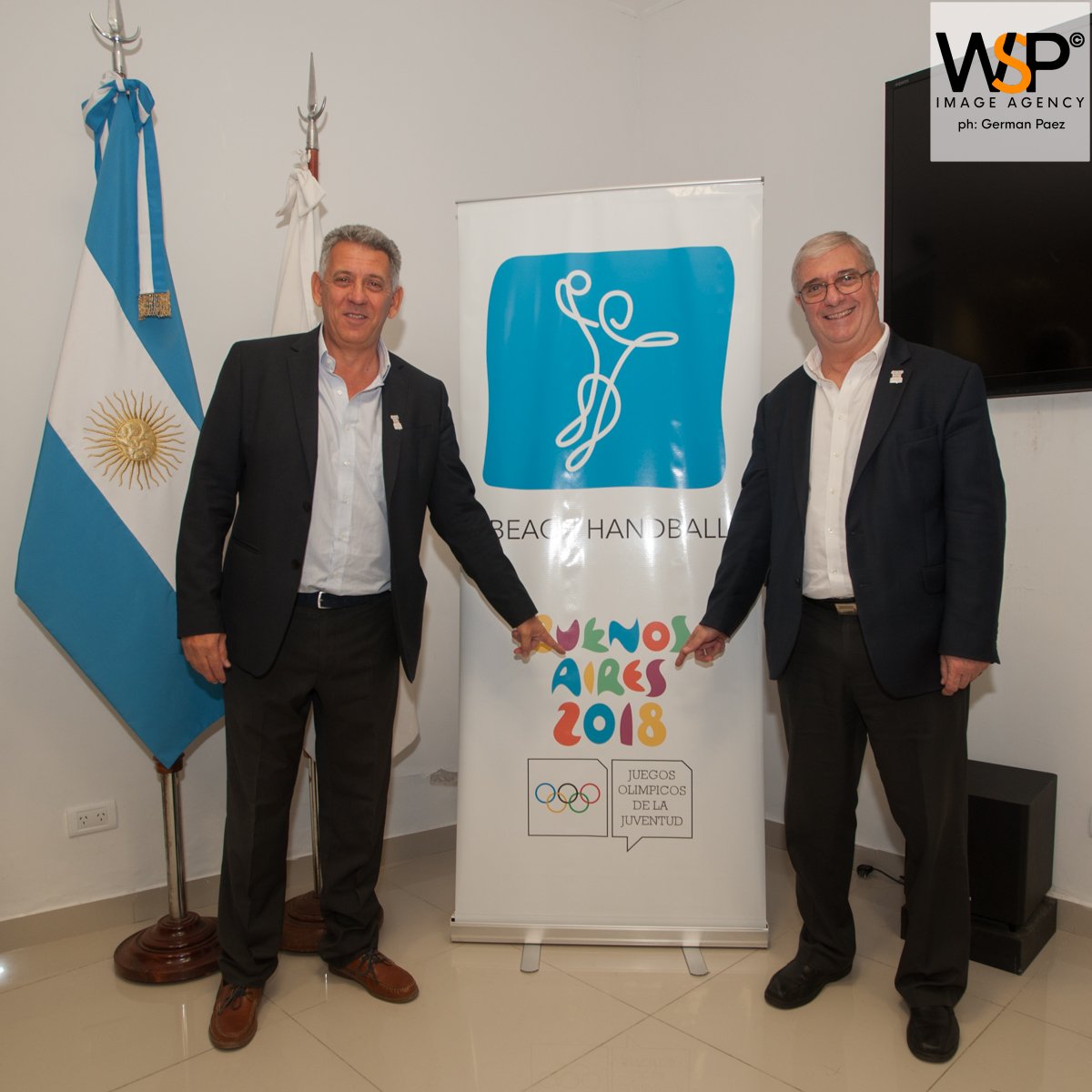 Se realizó el sorteo de los grupos de #BeachHandball de los #JuegosOlimpicosDeLaJuventud <a href="/buenosaires2018/">Buenos Aires 2018</a> con la presencia de Giampiero Masi de la @ihf_info y Mario Moccia de la <a href="/cahandball/">Sel. Argentina Handball 🇦🇷</a>