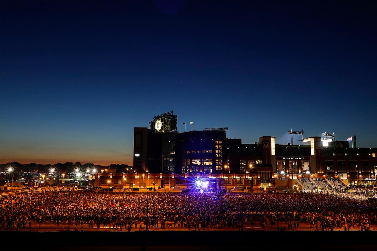 packers's tweet photo. Steve Miller Band kicks off Celebration Weekend at @LambeauField! 🎸🎤🎶

📸: https://t.co/1JFUfEnaAb 

#Packers100 #GoPackGo https://t.co/flHEtgxxqB