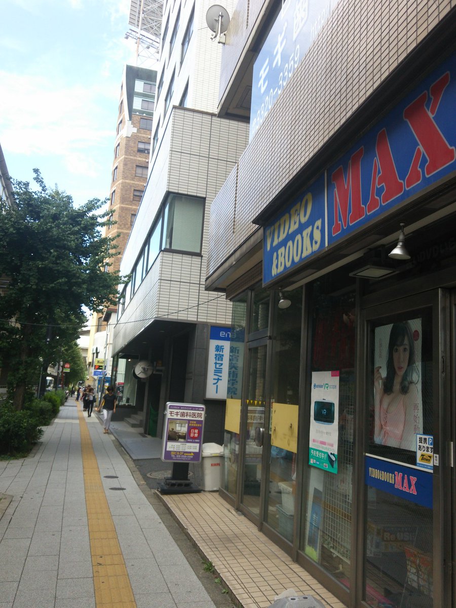 SHOCKand_'s tweet photo. 行き方2
本当にたくさん真っ直ぐ進んだところで1枚目の青いお店があります！そこの角を曲がってすぐ右手に階段がございます！そこがWALLさんです✨ https://t.co/GthmiFc7A4
