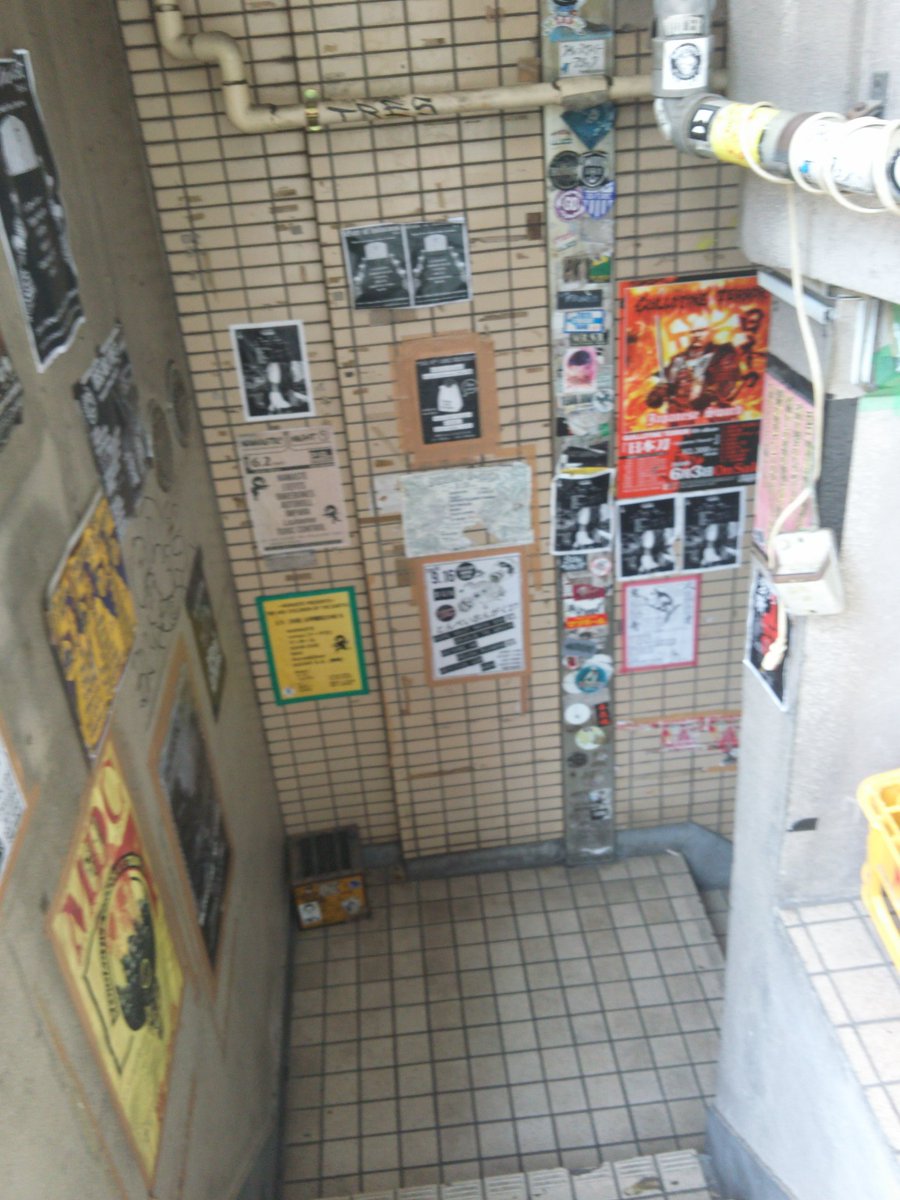 SHOCKand_'s tweet photo. 行き方2
本当にたくさん真っ直ぐ進んだところで1枚目の青いお店があります！そこの角を曲がってすぐ右手に階段がございます！そこがWALLさんです✨ https://t.co/GthmiFc7A4