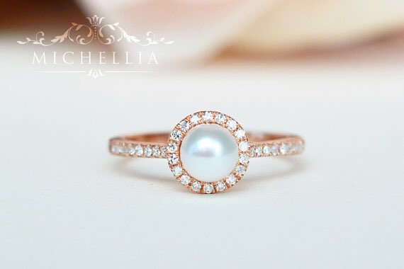 JonaxxMagazine's tweet photo. "This is an engagement ring! There is just no doubt about it. It's a thick white gold ring with a pearl as a center and small diamonds around it and also around the ring." 
.
.
.
#JonaxxSHKab36 https://t.co/jv6SEsudSA