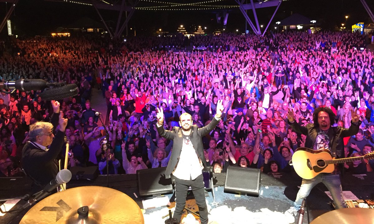 ringostarrmusic's tweet photo. Thank U thank U Milwaukee for a great night and the most amazing peace and love moment I’ve ever had peace and love. 😎✌️🌟💖❤️💕💝🎵🥦🎶🦏🍒🐘💕😍☮️ https://t.co/23P2g0BtDa