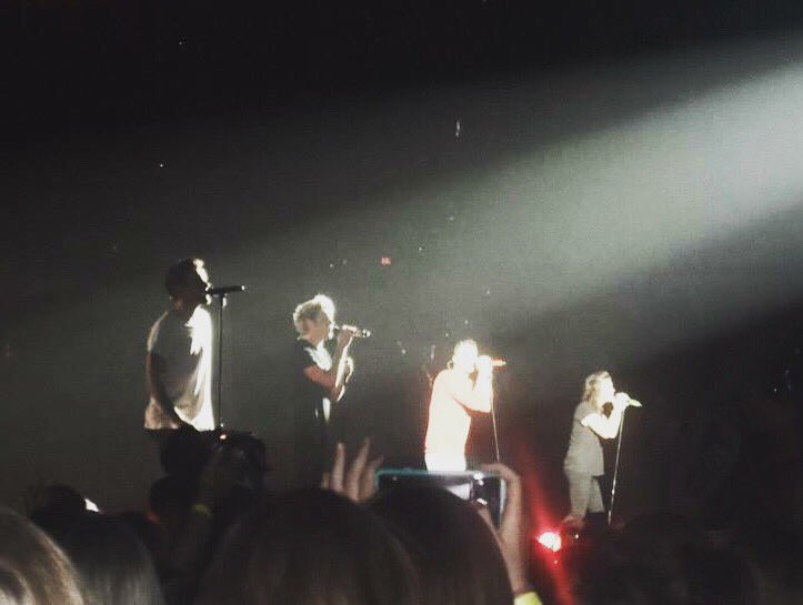 tysdinnerparty's tweet photo. #1000daywithoutonedirection where has the time gone?! I’m so blessed I got to see them as 5 and 4, but I’m so proud of their solo success as well. I’m so proud of these amazing boys who have helped me through a lot and gave me some amazing friends and memories ❤️😭😍👭 https://t.co/CrOMeNlEmh