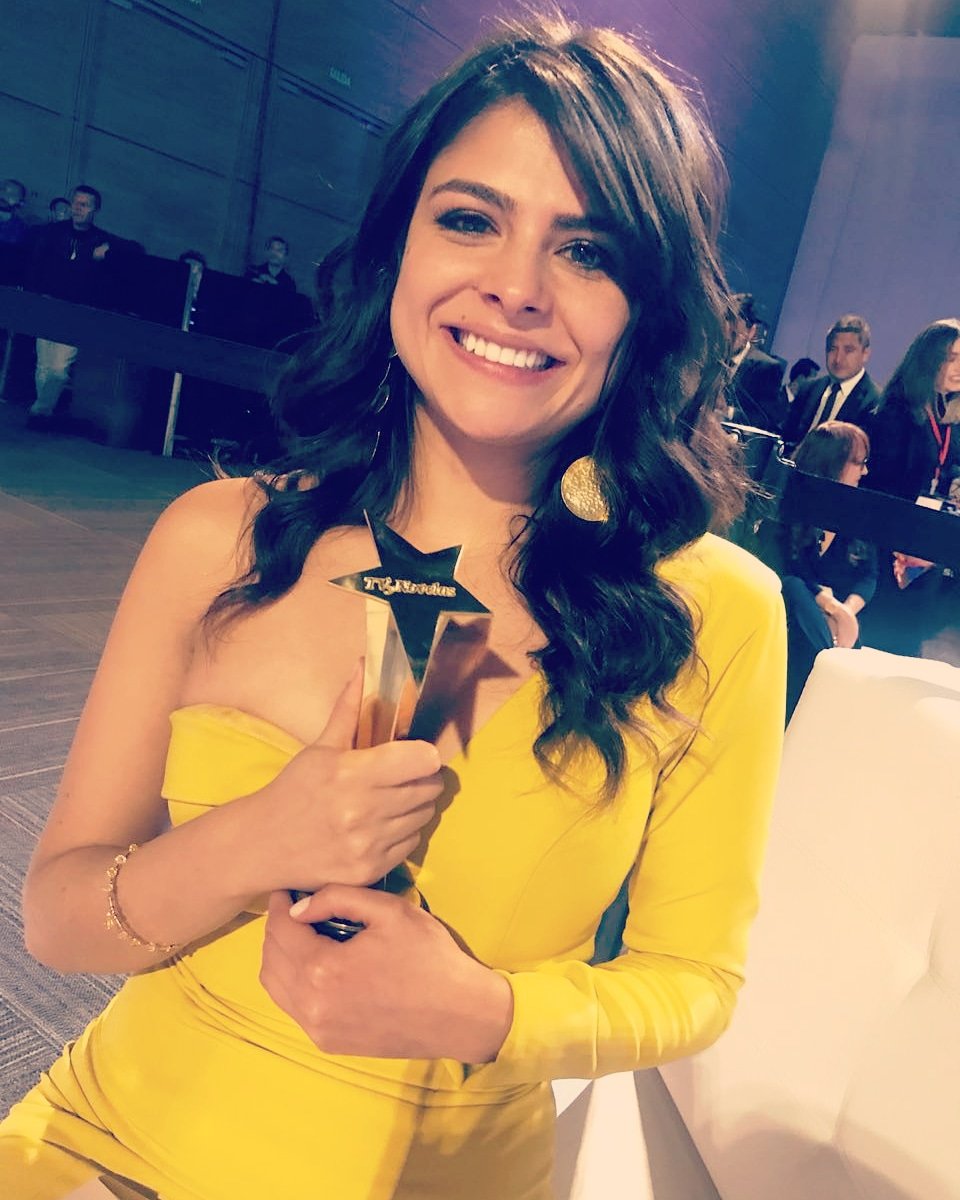 PilarFManager's tweet photo. Aquí una manager orgullosa... Gracias a todos por sus valiosos votos.  Stephania Duque  GANADORA A MEJOR ACTRIZ REVELACIÓN DE TELENOVELA O SERIE. Premios TVYNOVELAS 2018
@laduque7  #PilarFernandezManager @sinsenossihayparaiso @Telemundo  @FoxTelecolombia https://t.co/Av2SRNhcMw