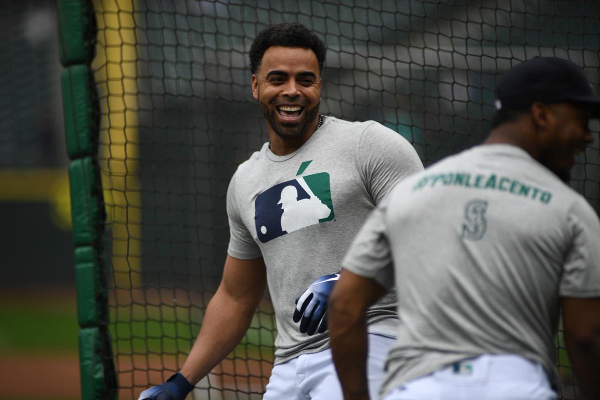 LosMarineros's tweet photo. Realmente lucen impecables los muchachos con sus camisas de #PonleAcento que van unidas a la pasión y al corazón con que se entregan en el terreno de juego. ���️⚾️❣️
#VamosMarineros https://t.co/m19sHIti3r