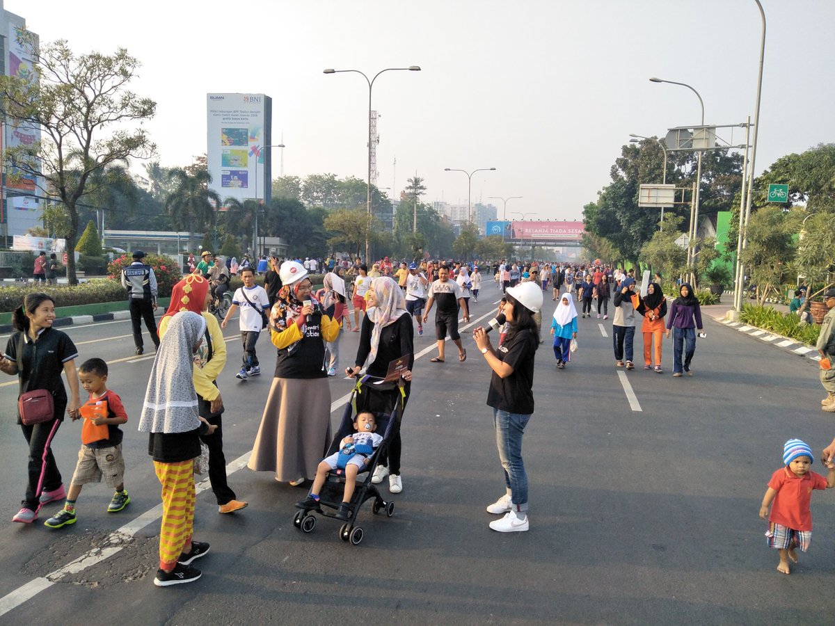 RadioDakta's tweet photo. Radio Dakta hadir dalam arena Car Free Day bersama Apartemen LRT Gateway Park persembahan PT. Adhi Commuter Properti. #CFDBekasi #LRTCity #gateawaypark https://t.co/FxP1bdWC5J