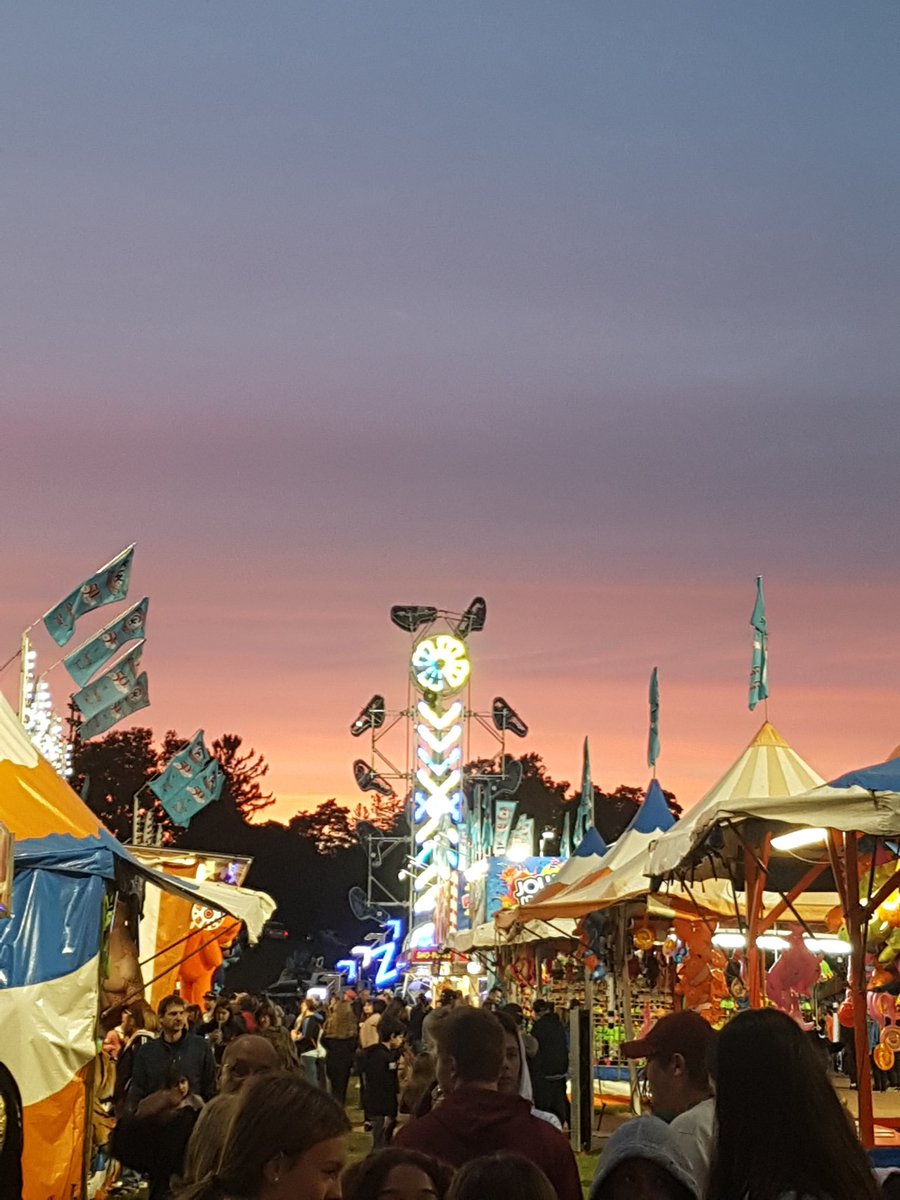 915theBeat's tweet photo. Sunset at the @Cambridgefair 👌 Tomorrow is your last chance to come enjoy the beginning of Fall with candy apples 🍏 and rides! https://t.co/YVQ8iGom5E