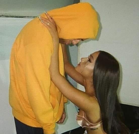 Less_de_vern's tweet photo. #StayStrongAri♡
#PrayForAriana
#OneLoveArianaGrande https://t.co/x7FnIhiNwM