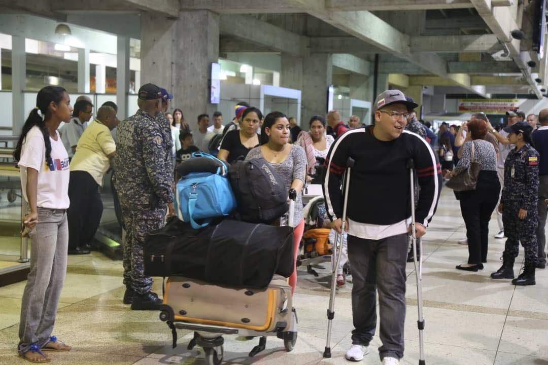 jaarreaza's tweet photo. Siguen llegando compatriotas desde el Perú gracias al Plan Vuelta a la Patria. Un nuevo grupo de 90 venezolan@s regresaron a casa hoy. El Puente Aéreo que instruyó el Presidente @NicolasMaduro seguirá activo en varios países de Nuestra América. https://t.co/sXYAZTqGi2