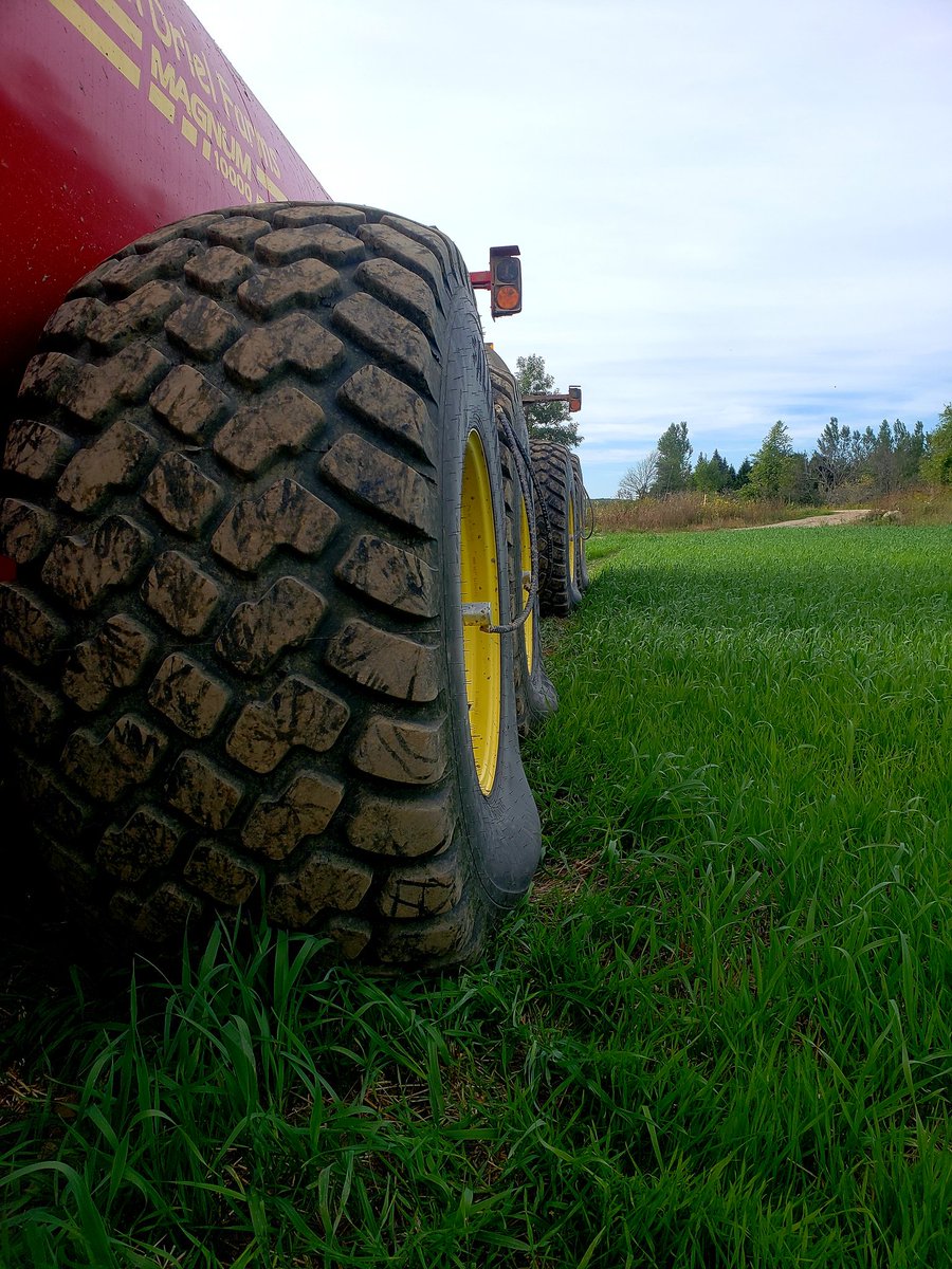 6921hogs's tweet image. Trying out the air deflation on the honey wagons. @AgriBrink #lesscompaction #15psi #stinks #nuhn @NuhnInd