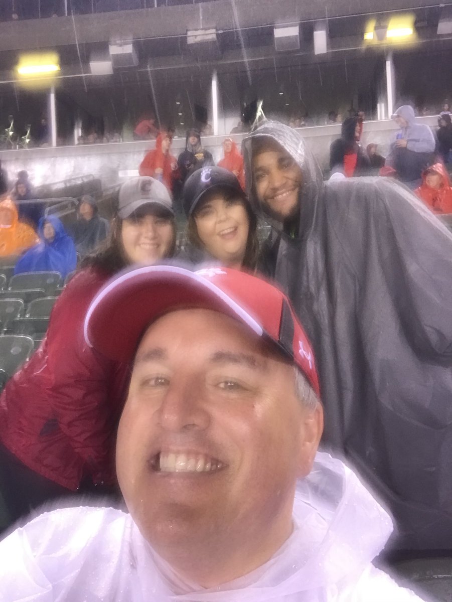 cincygreghoodin's tweet photo. Hey, look at us @StewieGilchrist @MrsBearcat27 #BearcatsNation it’s true that #Everythingsbetterwhenwet @GoBEARCATS @GoBearcatsFB https://t.co/XPlOzvakKl