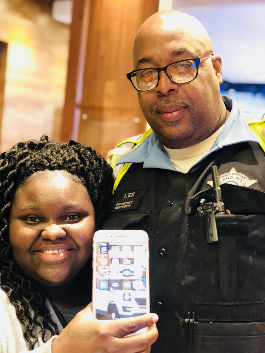 robertflagship's tweet photo. Sparkle @ATTMichiganAve appreciating our First Responders with FirstNet!!! https://t.co/QkuqBfYVvt