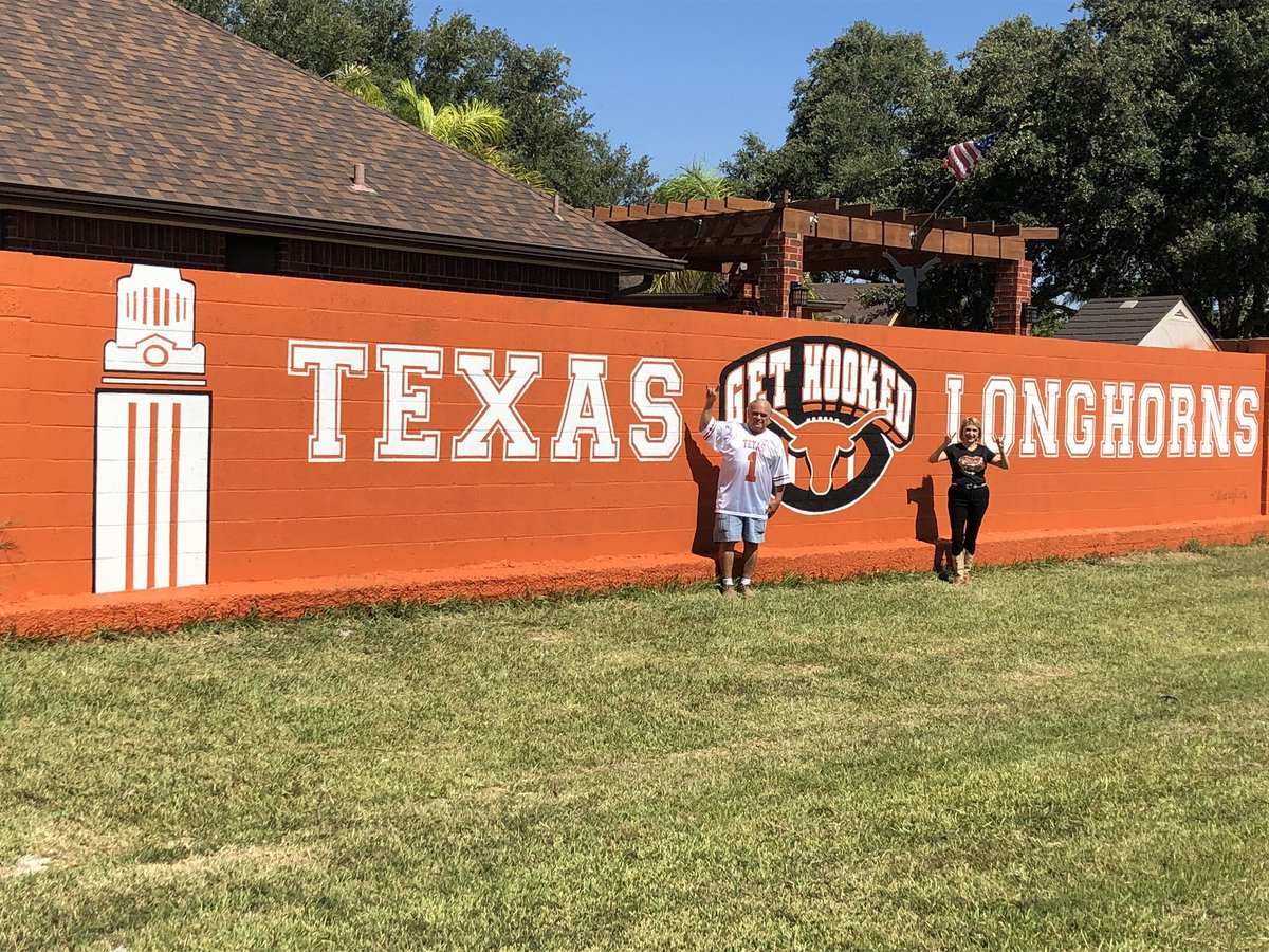NildaCantu1's tweet image. Hook Em Horns! @TexasFootball @_delconte @TexasExes @LonghornNetwork @TexasLonghorns #classof84 #HookEm