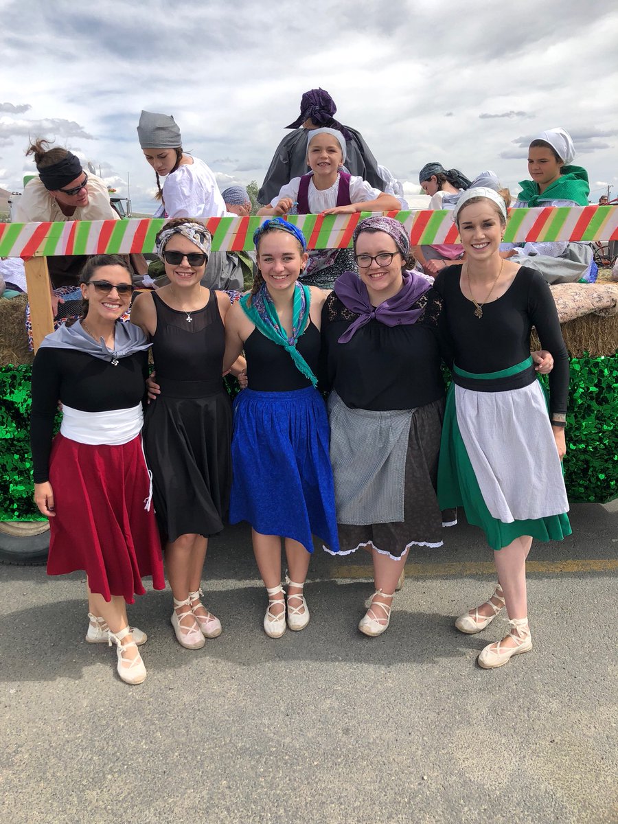 RMardibaltza's tweet photo. Happy Diaspora Day to all of our Basque friends!! ❤️💚Today we celebrated by performing in Paradise Valley, but here are some photos from this last year⬇️⬇️ https://t.co/WpDsQ8j81H