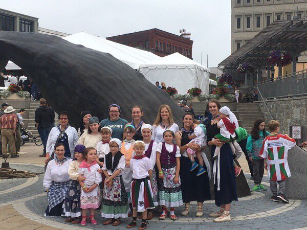 RMardibaltza's tweet photo. Happy Diaspora Day to all of our Basque friends!! ❤️💚Today we celebrated by performing in Paradise Valley, but here are some photos from this last year⬇️⬇️ https://t.co/WpDsQ8j81H
