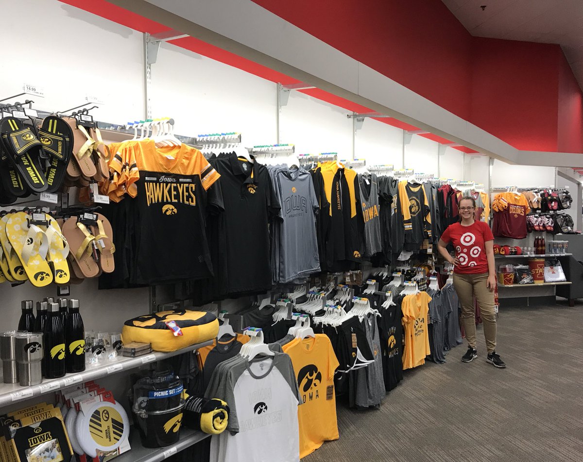 “Let me stand here so only the Hawkeyes are in the picture.” 😂#FanCentralOnCarpet #MakingMoves #Zone3BusinessOwner