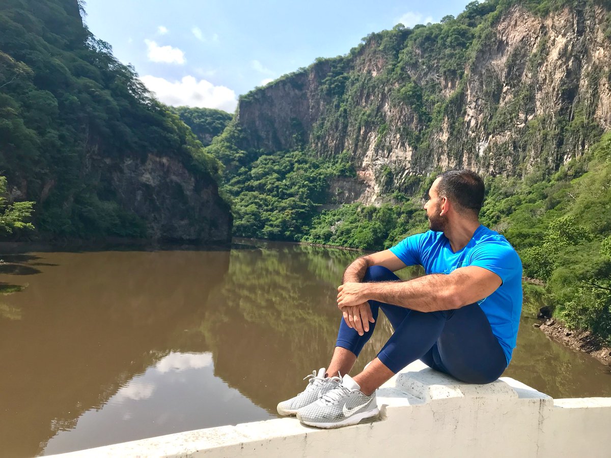 arminmontano's tweet photo. “Chavo de familia” gana puntos...
“Hace deporte” gana puntos...
“Siempre huele rico” gana puntos...
¿Y qué hacen con los puntos? Canjeramelos por un viaje a la friendzone 😅 #Colimilla https://t.co/6SgVdyBit8