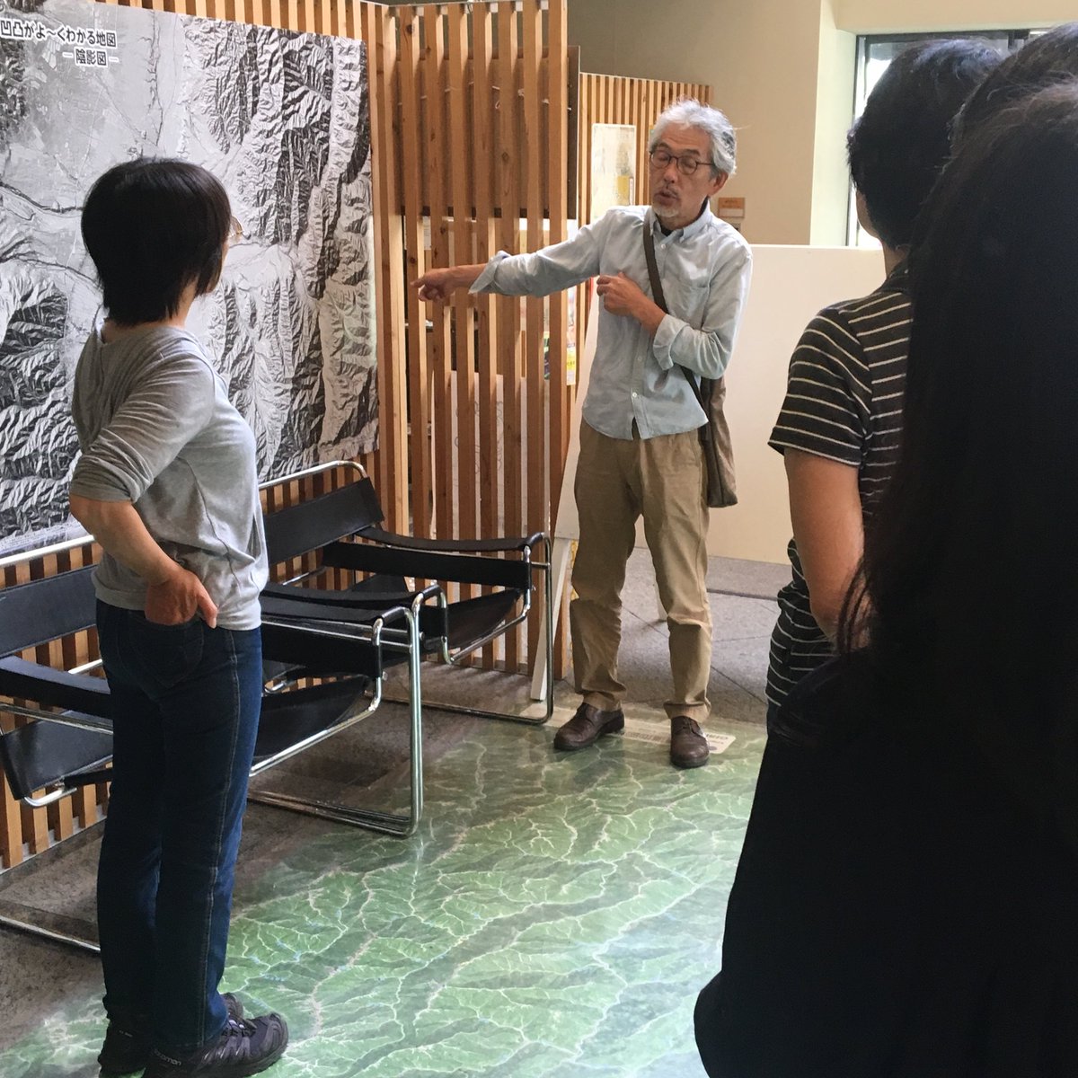 本づくり協会 本づくり学校 6期生 11回目の授業は県立長野図書館の平賀研也館長に伊那谷の図書館を案内いただきます 伊那市立図書館からスタートです 伊那谷の地形から風土 伊那の人々の気質などから授業がスタートしました