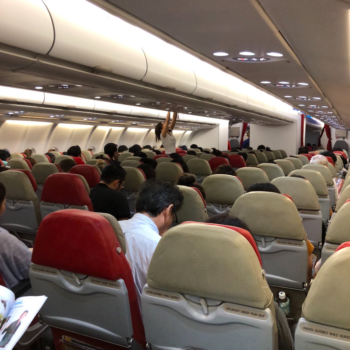 awashimari's tweet photo. セントレア空港には3時間前についたけど、すごい人で1時間半待って窓口へ。
本来乗る便は8日関空→バンコク行き。電話が繋がらないので7日23時15分の臨時便に賭けて行く。結果残りの数席に乗れる！ https://t.co/G83FPrDijk