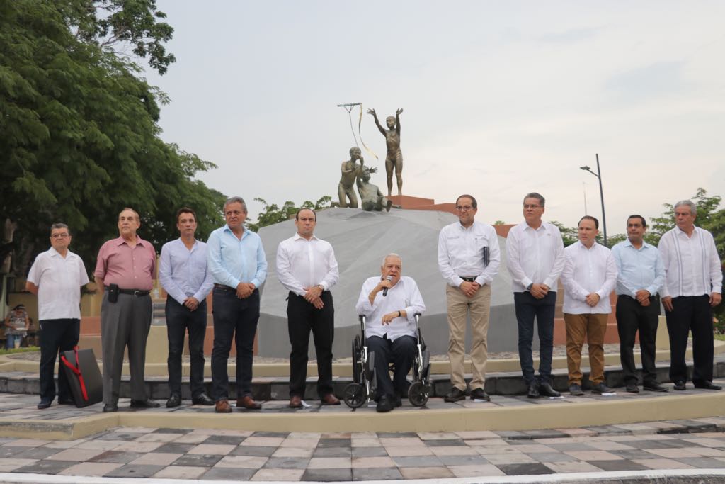 gobiernocolima's tweet photo. La tarde de este sábado, el gobernador José Ignacio Peralta Sánchez hizo entrega de la obra escultórica del mtro. Zamarripa ''Homenaje a la niñez colimense'', ubicada en la glorieta de la Piedra Lisa de la ya remodelada Calzada Galván. https://t.co/1SXsAUkZ7E