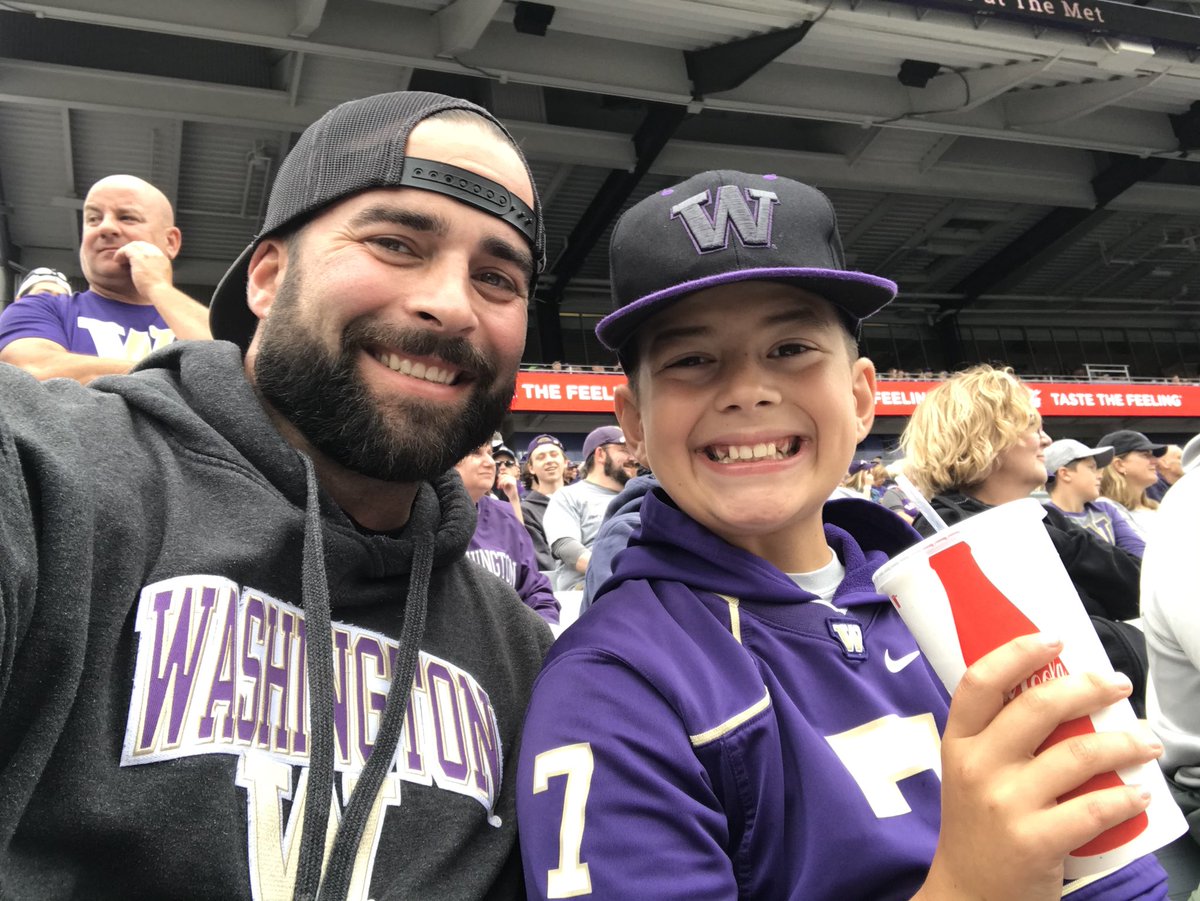 Vik6_'s tweet photo. Back to back 1-on-1 dates with two of my kids this weekend! @Mariners last night with my daughter, @UW_Football today with my middle son. #DatesWithDad https://t.co/ugB9XZnNb1