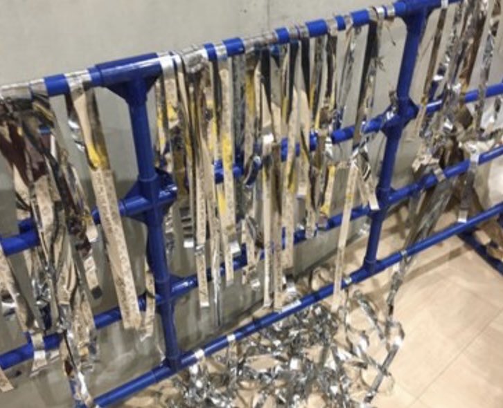belle8101's tweet photo. V6のファンは、同じコンサートを楽しんだ多くの人がコンサートの思い出として銀テを持ち帰れるように、多く取れた席の人が取れなかった人の為に自分の分の1個だけ持ち帰って残りは提供するんだよ

JUMPコンでこんなことしても頭おかしいキチが一気にかっさらっていくんだろうけど https://t.co/3tl2XUE9oN