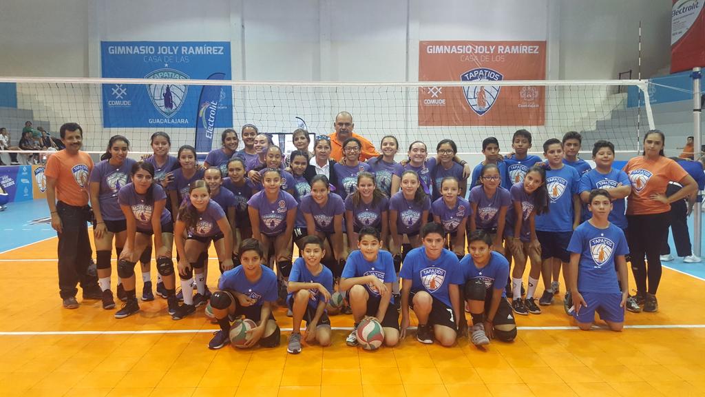 TapatiasVB's tweet photo. Exhibición de la escuela tapatias en el marco de la gran final de la #CopaGuadalajara2018 @comudegdl @for_ortega13 @Electrolit # https://t.co/9g99ZjdEku