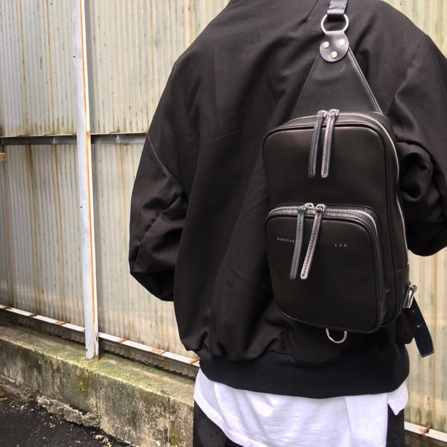 レザーのボディバッグはカジュアルなコーディネートにもドレスアップ