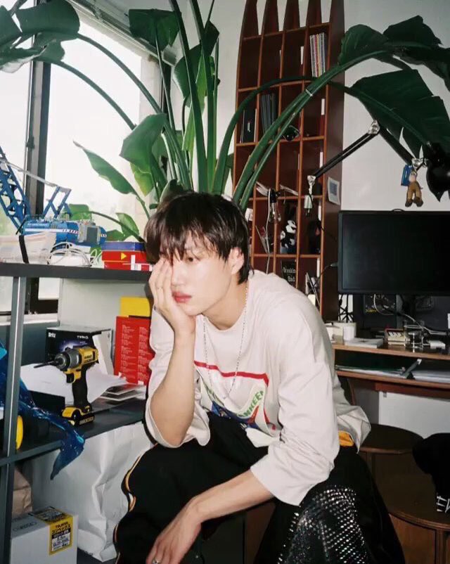 jonginbbb's tweet image. หล่อแบบนี้ เดิมมาเหยียบเท้าก็ไม่โกรธอะ