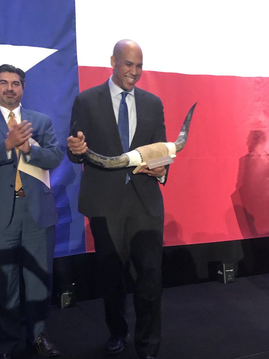 texasdemocrats's tweet photo. “Texas is rising.” - @CoryBooker
Thank you @CoryBooker for believing in @texasdemocrats. We see you. We love you. #JJDinner https://t.co/alcZC2Eg8E