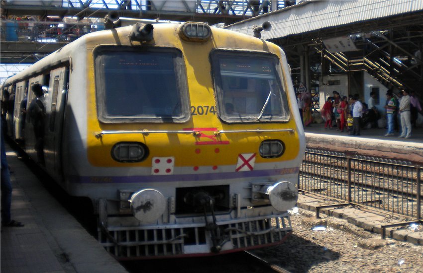 JaiMaharashtraN's tweet image. आज लोकलच्या तीनही मार्गांवर मेगाब्लॉक
लोकलच्या तिन्ही मार्गाचे आजचे वेळापत्रक जाणून घ्या - bit.ly/2oSie9J
#Sunday #local #SundayMegablock #Mumbai #Maharashtra @MarathiBrain @MarathiRT @marathivichar @Mazi_Marathi @MarathiMavala