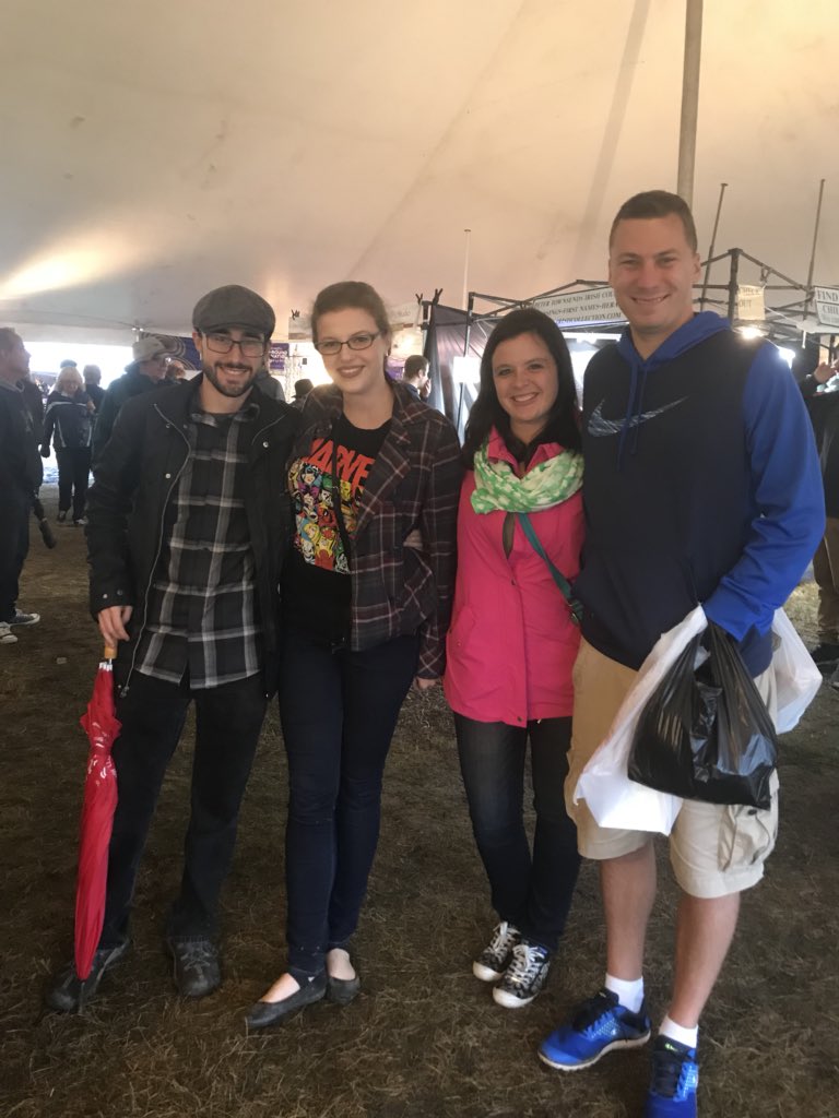 To this gal, she took off work, traveled just to see me this weekend, and spent an entire evening in the rain 💖💜💙.  You are so wonderful! 
Love you Jillian and Tom!

Happy Irish Festival ☘️💚 #PittsburghIrishFestival