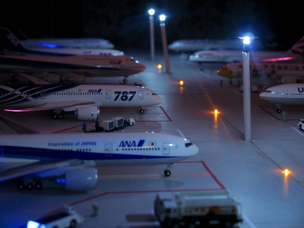 Nrtベース ごとこう 空港ジオラマにも 夜が来る 電飾はじめました 夜景もいいですよねー まだまだ発展していきたいですね T Co Tpikai4jfy Twitter