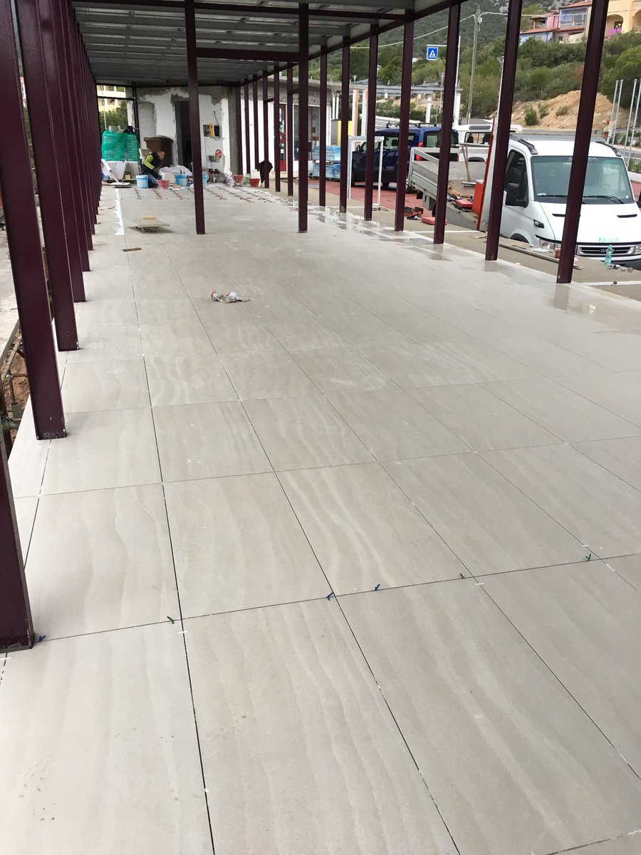 Puddu, estaciones de servicio mirador, porcelanado Provenza, arena, pegado con H40 sin limites por Kerakoll. Design Muggianu Ingegneria