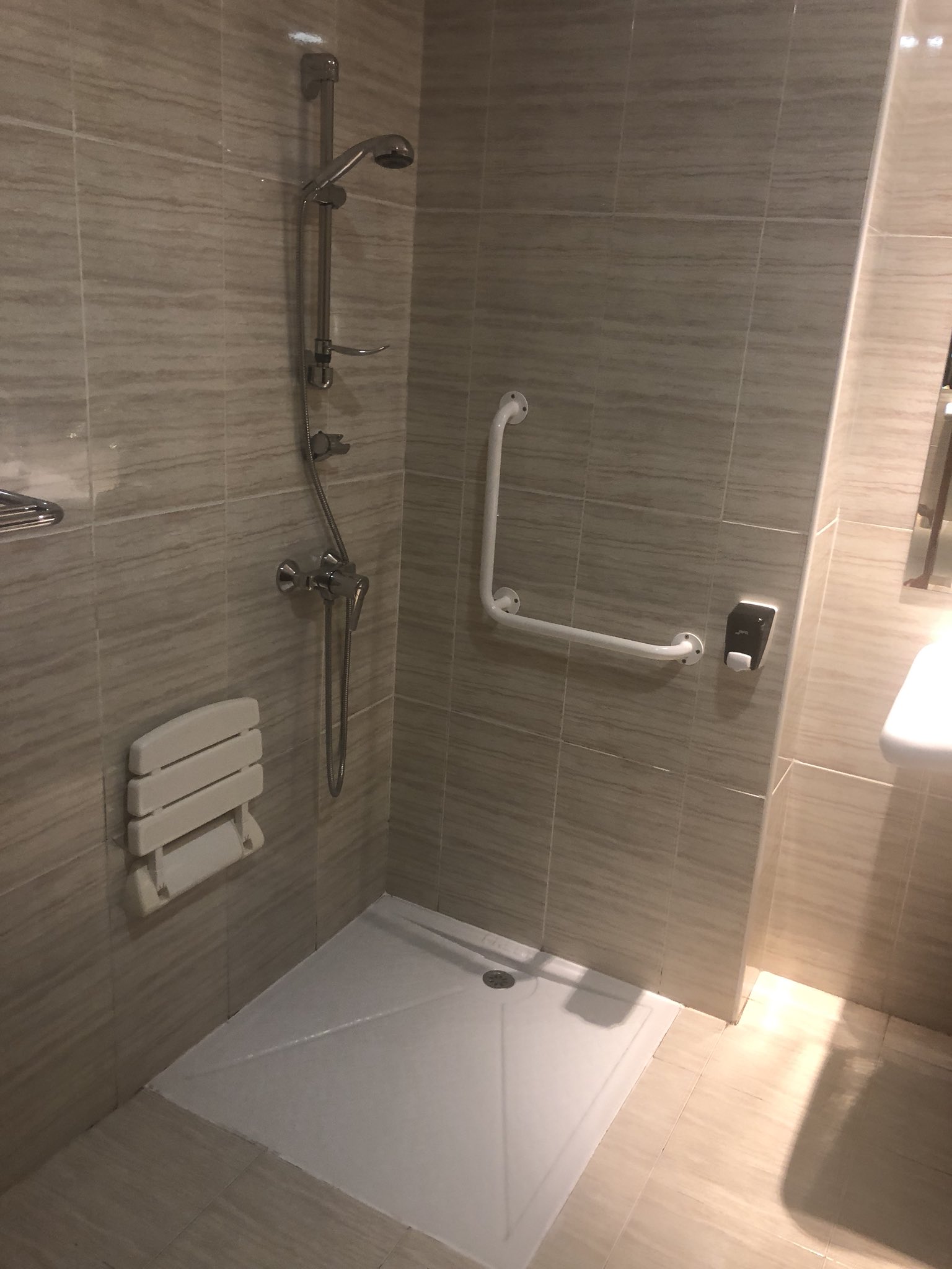 Op maat Kwalificatie palm Jetse Bol в Twitter: "1 jaar ouder, gelijk een zitje voor in de douche op  m'n hotel kamer #ofzouhetvoordetweedekoersweekzijn https://t.co/i9dZLJTVp1"  / Twitter