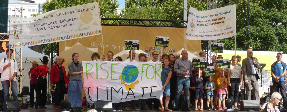 wozukunft's tweet photo. #RiseForClimate auf der Bühne auf dem #FestderKirchen: „Wir fordern unsere Regierungen auf, eine nachhaltige Welt zu schaffen. Eine Welt ohne Kohle, Öl- & Gasverbrennung. Menschen wichtiger zu nehmen als Profite! Den Wandel nicht länger hinauszuzögern, sondern jetzt zu handeln!“ https://t.co/SxMtmWyoM0