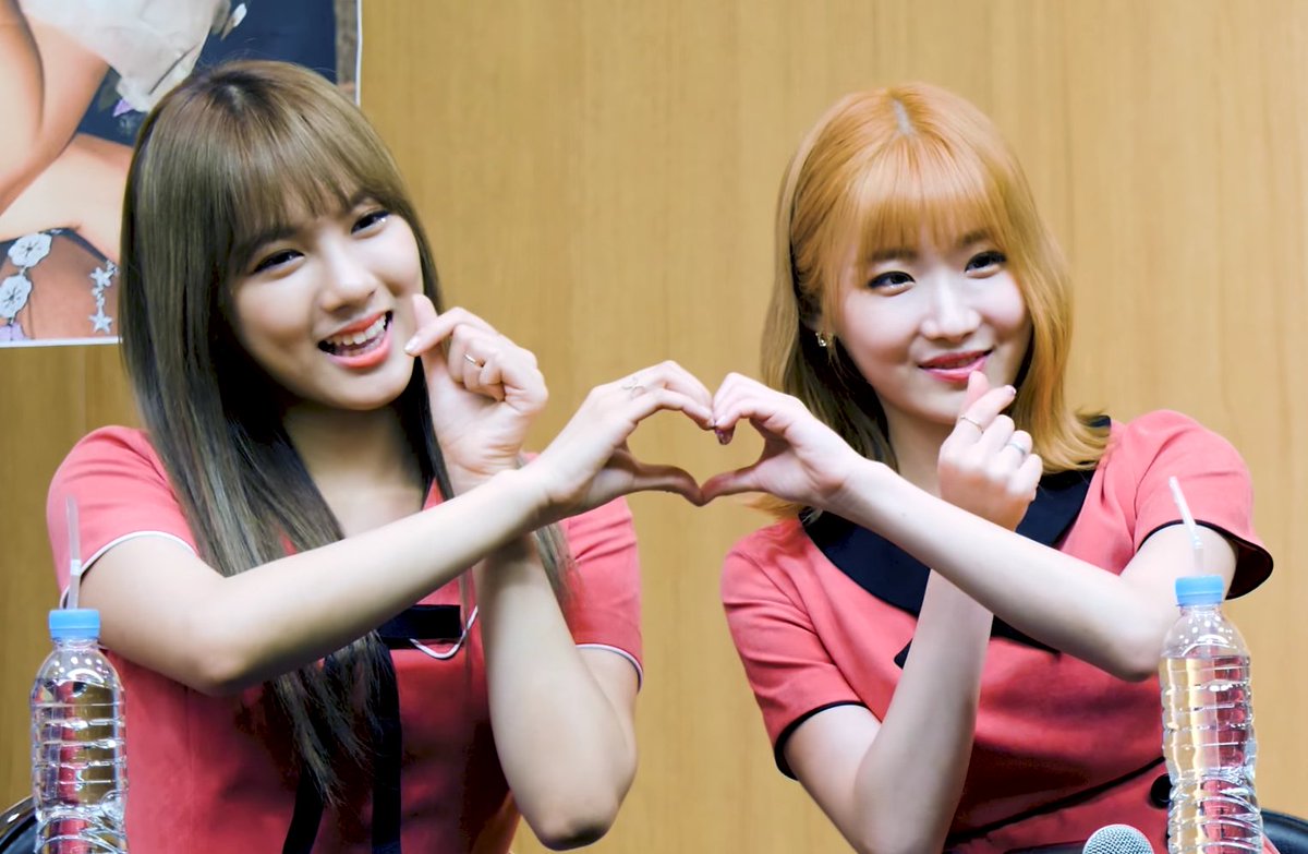 makeiteun's tweet photo. Ever wondered how smol Seoryoung's hands are compared to Soso's? Well now you know 😍💖
@kiwipop_GWSN #Gwsn #공원소녀 #서령 #소소 #1stfansign
From https://t.co/ESOsmqdVcK https://t.co/eImEisVUVe