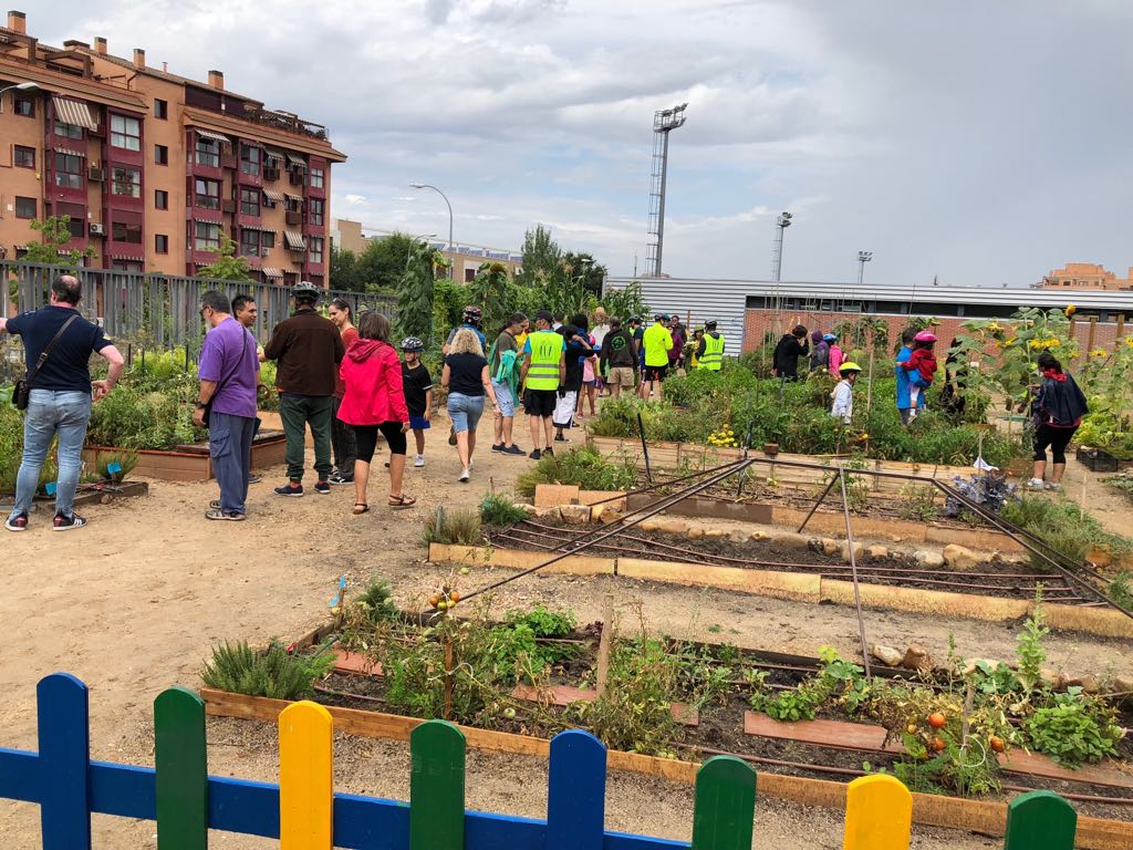 Parada de la Meloncleta en el Huerto Las Vías durante las fiestas de La Melonera en Imperial <a href="/evArganzuela/">ⓔⓥⓐ | Espacio Vecinal Arganzuela</a> <a href="/AV_JuanDuque/">A.V. Juan Duque</a> <a href="/AVVerdeImperial/">PasilloVerdeImperial 🌳🏳️‍🌈</a> <a href="/JMDArganzuela/">Distrito Arganzuela</a>