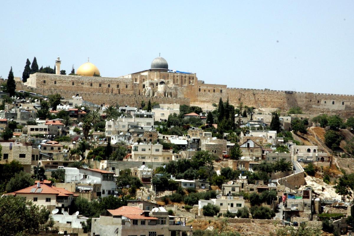 Extremist settlers escorted by  #iof attack Palestinian homes & property, smash cars, during the night in  #Silwan  #EastJerusalem ࿐when locals attempted to resist,  #iof attacked them with teargas canisters & stun grenades #GroupPalestine #قروب_فلسطيني http://english.wafa.ps/page.aspx?id=Pp7msca99077487300aPp7msc