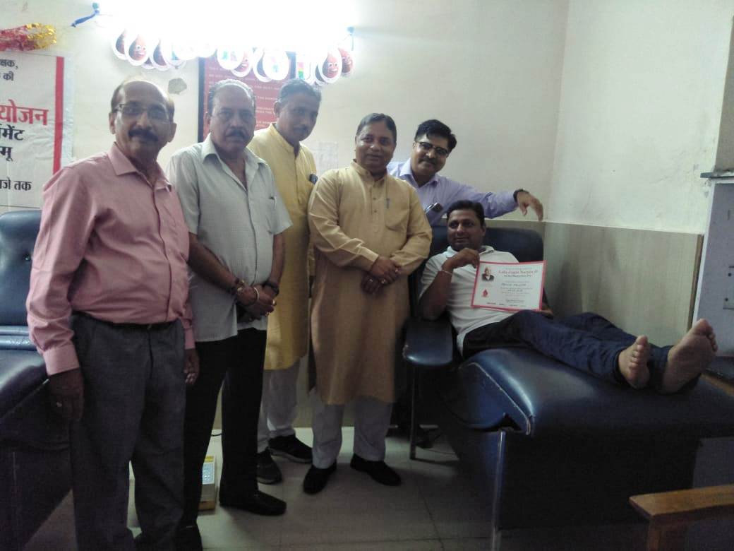 iamsatsharmaca's tweet photo. Blood donation camp organised by Punjab Kesari at GMC Hospital, Jammu in the everlasting memory of Late Sh. Lala Jagat Narain Ji on his martyrdom day. Ex-Mos @priyasethibjp, @YudhvirSethiBJP, Bureau Chief Punjab Kesari Balram Saini Ji and Officials of GMC were present on occasion https://t.co/sOoDf48xcI