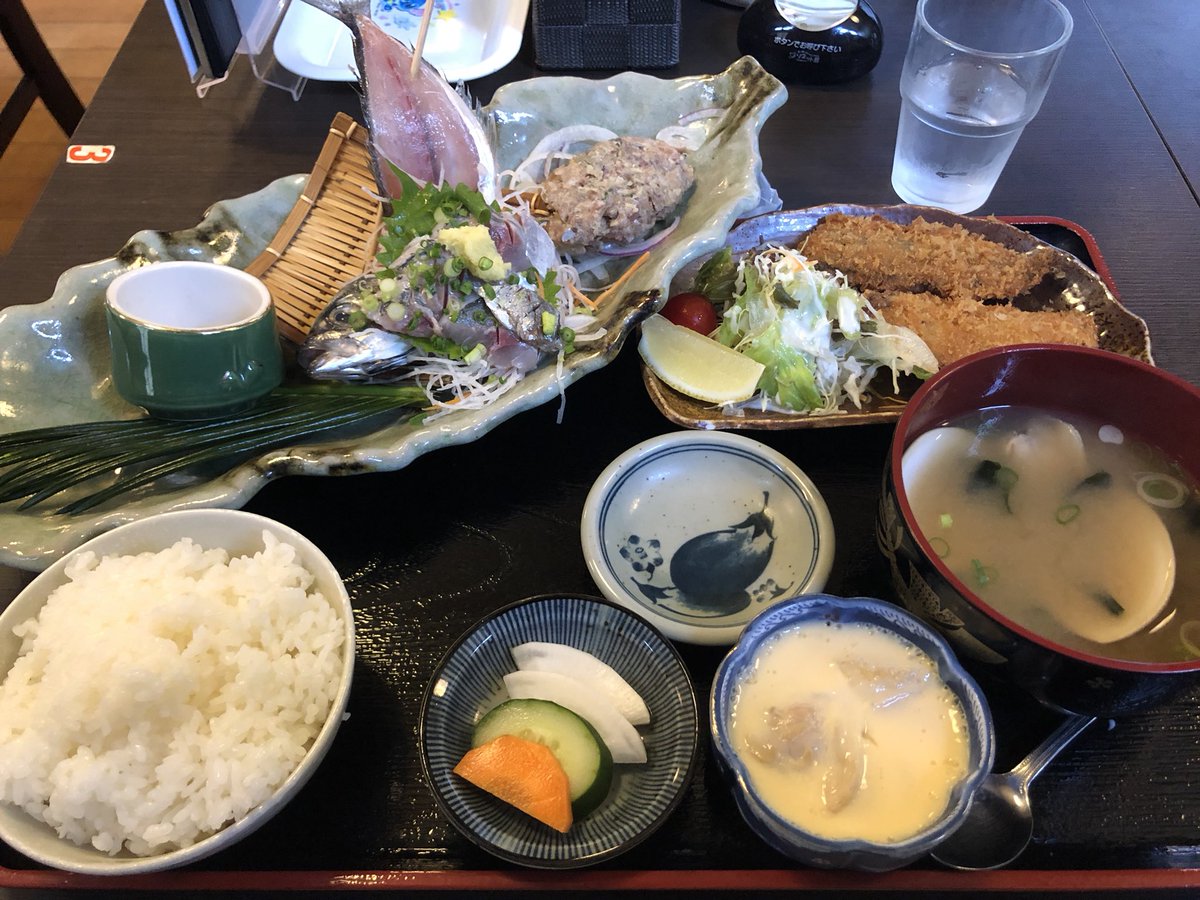 n_yoshida0123's tweet photo. 白子で食べた密漁船セット見た目も味も良かった https://t.co/gqc2ykF1Z2