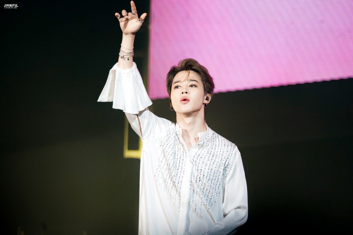 jiminiful's tweet photo. 180908 LYS LA DAY 3 #JIMIN
angel in white 

#지민 #방탄소년단 #BTS @BTS_twt https://t.co/wgb8VHAoGM