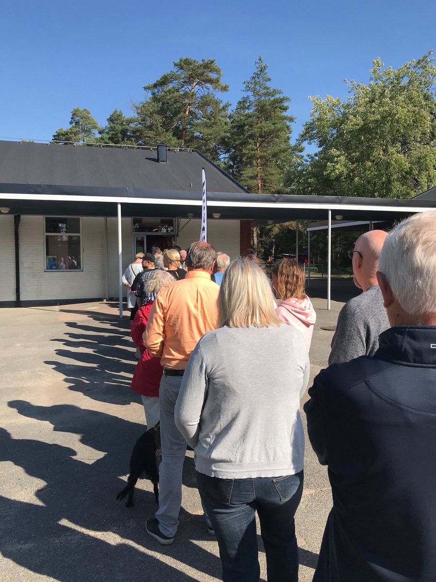 Mr_Wiik's tweet photo. Kö #rösta https://t.co/ALMNZfBR9i