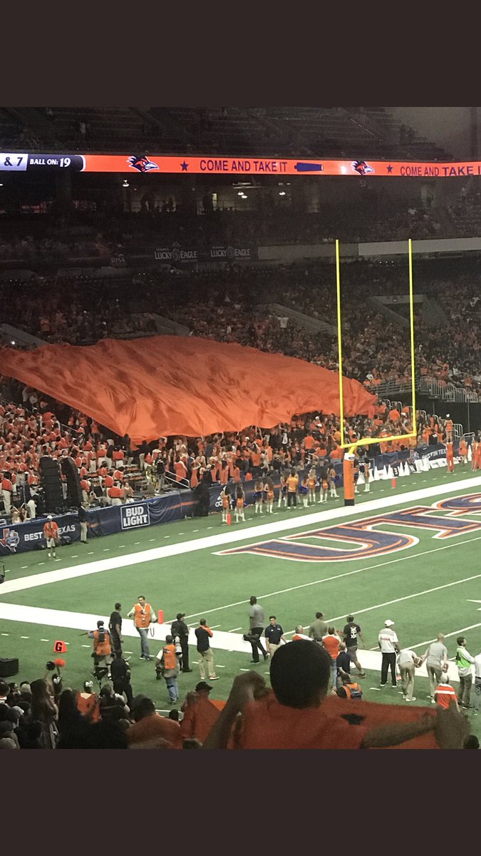 HD_Orange's tweet photo. 4th  qtr tradition UTSA student section you had 1 job!!! Smh https://t.co/8ctXPq326x