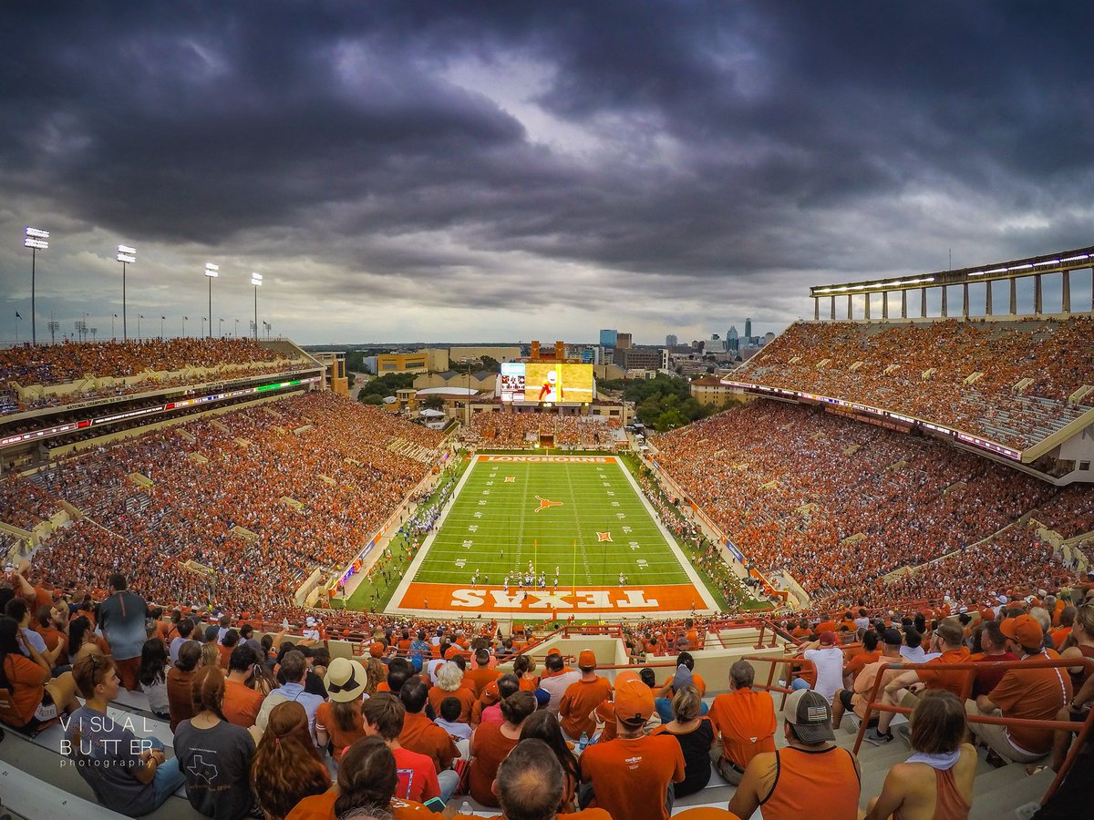 VisualButter's tweet image. You were gorgeous tonight, Austin! 😍
#ATX @KVUE @ScottFisherFOX7 @KXAN_News @fox7austin @TexasLonghorns #UT #HookEm #Texas #Longhorns