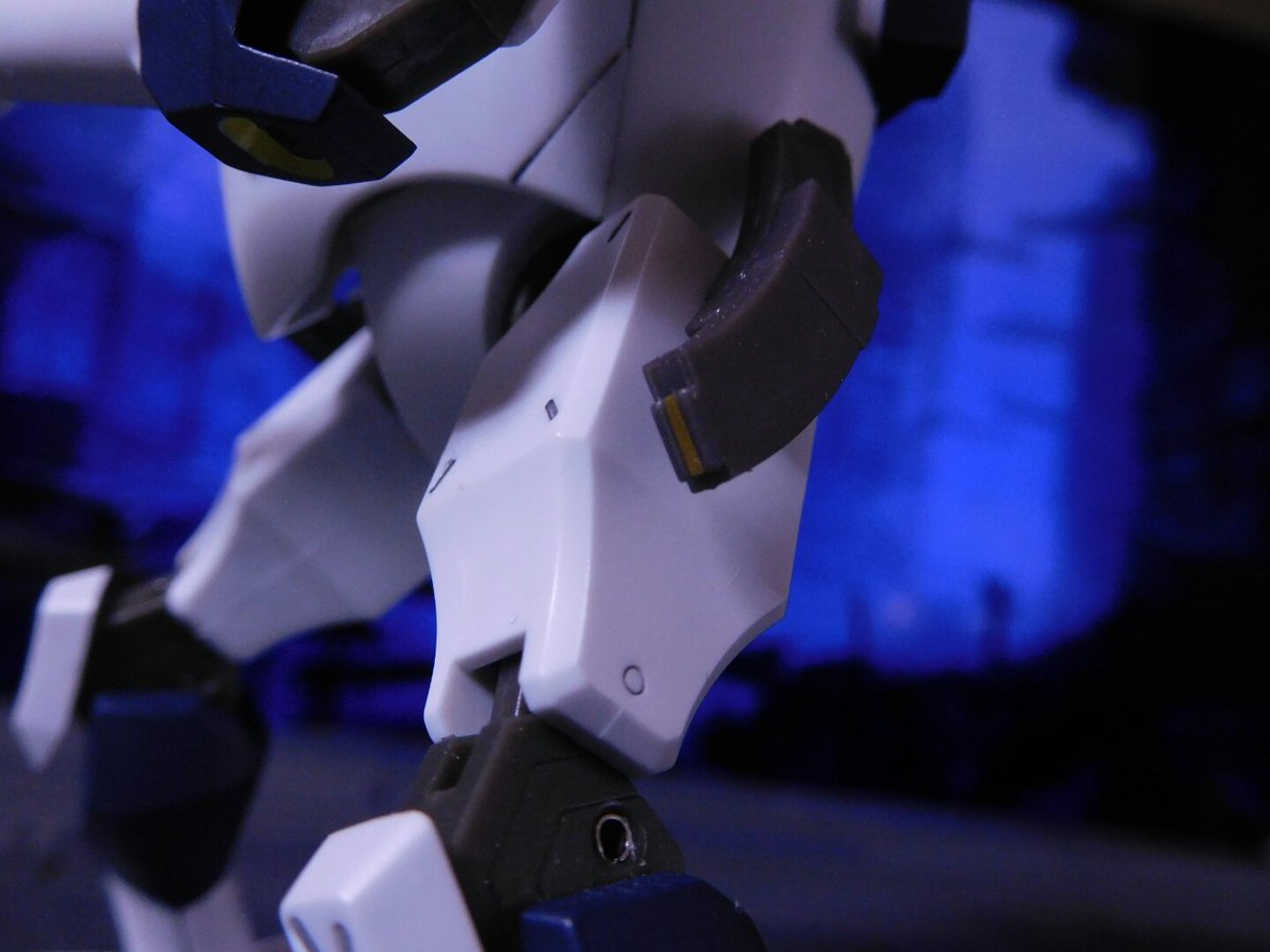 kabediorama's tweet photo. @titan3xFnfxte その辺はバンダイの Robot魂で補完してます。
・クロスボウ本体は原作版カラーなので要リペイント&amp;前面装甲の凸はプラ板で追加
・HEATハンマーと足りない分の弾��はグレー版サベージ付属品から流用
_(　 _'ω')_ https://t.co/h9qRDUPWIV