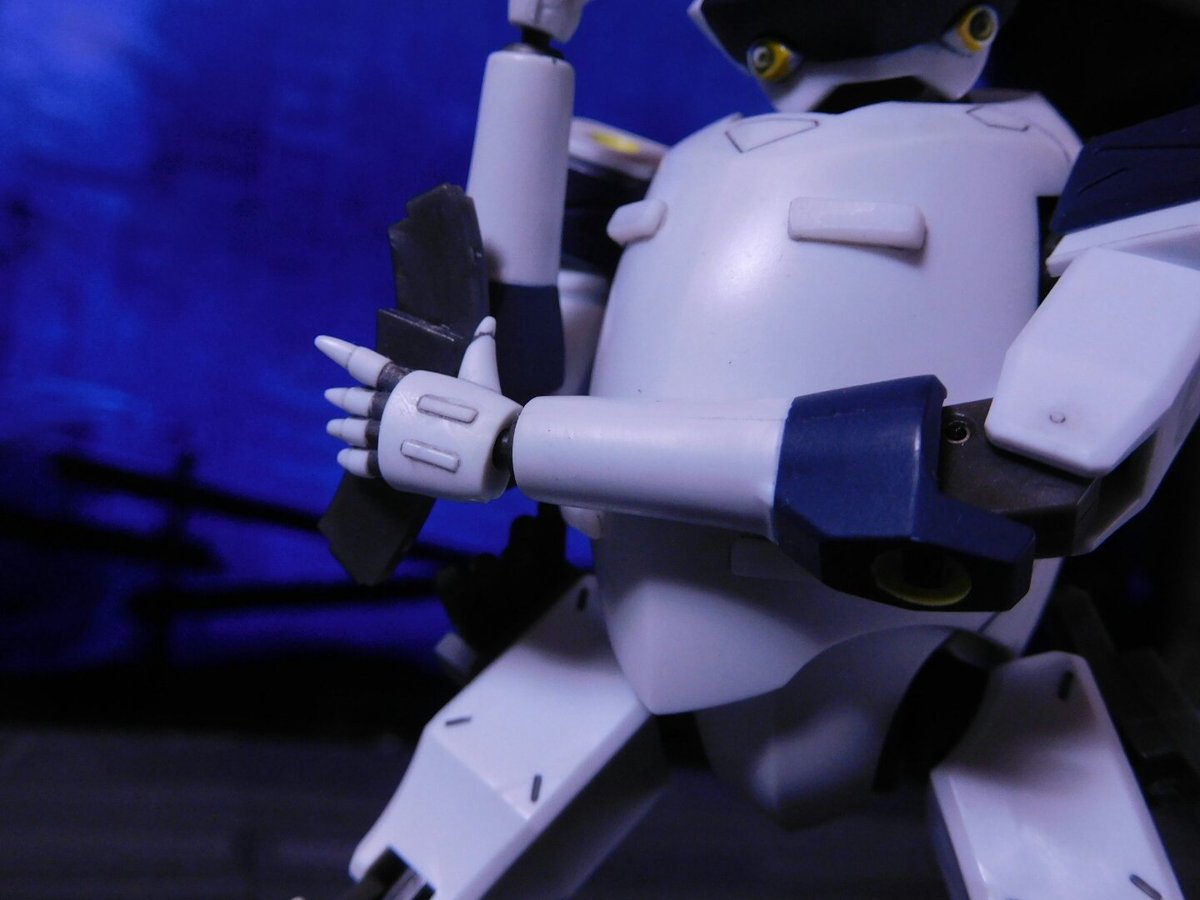 kabediorama's tweet photo. @titan3xFnfxte その辺はバンダイの Robot魂で補完してます。
・クロスボウ本体は原作版カラーなので要リペイント&amp;前面装甲の凸はプラ板で追加
・HEATハンマーと足りない分の弾��はグレー版サベージ付属品から流用
_(　 _'ω')_ https://t.co/h9qRDUPWIV